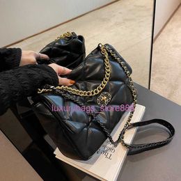 Store Bags Are Sold Cheaply Embroidery Chain 2023 New Women's Autumn and Winter Fashion Versatile Crossbody Portable Small Square