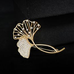 Elegant Ginkgo Leaf Brooches for Luxury Women's Clothing Inlaid Zircon Copper Flower Brooch Suit Corsage Pin Accessories
