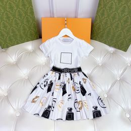 Setler bebek etek 2pics çocuk seti yürümeye başlayan çocuk tişört çocuk tasarımcısı tshirt giyim erkek kız kız izleri kısa kollu takım elbise yaz gömlek