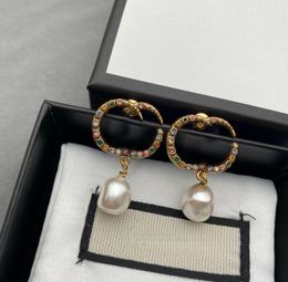 Retro Designer Pearl Charm Dangle Drop Stunki Zaropowe Ostra Ostra Wykwintne kolory CZ Diamond podwójny literę Kodek dla kobiet imprezowy Prezent Wedding Biżuter