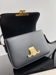 Famous 2023 borse designer 10a di qualit￠ Lady Fashion Handbag Trionphe Delicate Cowhide Borse High Sense Envely Envelope Croce Borsa Croce Pacchetto Hobos