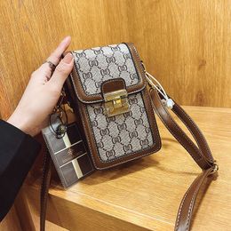 Handbag 90% Off Factory Wholesale Retail 2023 New Flip Mobile Phone Bag Mini Fashion Shoulder Msenger Versatile Letter Small Square