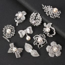 New Freshwater Pearl Rhinestone Brooch Pin Hollow Flower Leaf Brooches Jewellery Collar Pins Women Scarf Clothing Accessories