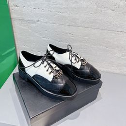 Diseño de lujo Mujeres Real Zapatos casuales Moda Flats de cuero genuino Diseñador de costura zapatos Brogue Brogue Pedro redondo Papas de estilo británico Zapatillas Mujer