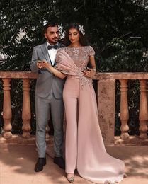 Pink Evening Dresses Dusty Women Jumspuits Arabic Style Short Sleeves Lace Applique Beaded Peplum 2023 Spring Garden Runway Special Ocn Wear Lady Pantsuit