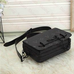 Designers Messenger Bag For Men Women Crossbody Camera Bag Embossing Leather Black Color Purse Casual Shopping Wide Strap Shoulder Bags