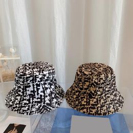 2023ss Women's luxury Bucket Hat Luxurys Designers Cap fashion Winter Hats cover face Couple Caps versatile retro printing warm Neutral no box