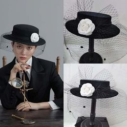 Berets Top Hat Female Hepburn Style Black Mesh Banquet Performance Retro Elegant Autumn And Winter Fashion Velvet Flat HatBerets