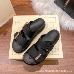 Pantofole spesse estate nuovi sandali muffin doppio petto in metallo color caramella fondo piatto scarpe da donna T2302111