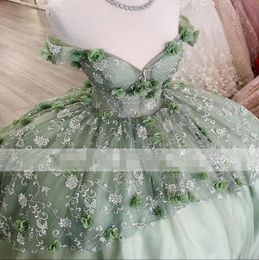 Green Dusty Quinceanera Dresses D Floral Lace Applique Handgjorda blommor Ruffles Off the Shoulder Custom Made Sweet Princess Pageant Ball Gown