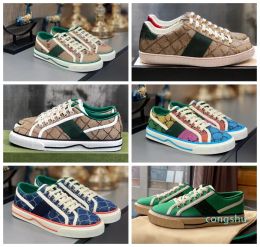 С коробкой Дизайнерские кроссовки GGity Shoes Tennis 1977 Canvas Повседневная обувь Luxurys Designers Женская обувь Италия Green And Red Web Stripe Rubbe zO