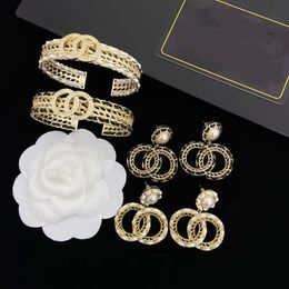 2023 Orecchini e bracciali Vera pelle Placcato in oro Ritaglio Set di moda Designer da donna Orecchini di perle Braccialetto Regalo di nozze Gioielli da sposa con scatola e timbro