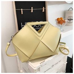 Totes Spring New Triangle Woven Handbag Simple Lingge Killer Bag Fashion Single Shoulder Messenger Female