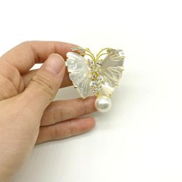 Brooches Pins High Quality Natural Shell Butterfly Shape Brooch Delicate Jewellery Round Pearl Gold Filled Brass For Gift