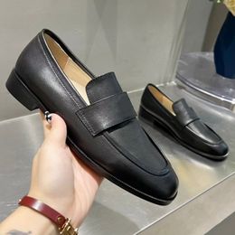 Modische Frühlings- und Herbstschuhe für Damen, cooles Leder, runder Kopf, Nieten, dünne niedrige Absätze, Arbeit, Hochzeitskleid, Show, Tanzdesign, Damenschuhe, Fabrik-Kleiderschuhe