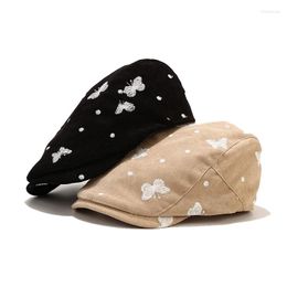 Berets Autumn Octagonal Hat Women Street Fashion Cap Japanese Literary Retro Sboy Unisex Outdoor Butterfly Embroidery