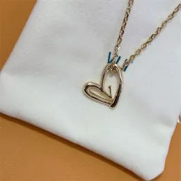 Womens Designer Necklaces Luxurys Pendant Chain Necklace Love Gold Jewelry Mens Fashion Heart Chains Necklace Designers Jewellery 2203103D