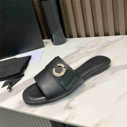 Fashion slippers 2023 Luxury Design Summer Channel Men and Women Flat Shoes Thick Sole Leather Rubber Letter Logo Casual Cartoon Slippers 04-014