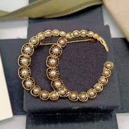 New Gold Plated Letter Brooch Luxury Personality Retro Classic Brand Designer Letters Brooches Pearl Women Pearl Rhinestone Suit Pin Fashion Jewellery Accessories