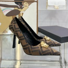 Модные туфли дизайнер обувь дизайнер роскошные металлические декоративные буквы высокие каблуки 10см женские шпильки с острыми неглубокими свадебными свадебными туфлями.