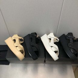 2023 Frühling und Sommerurlaub dicke Sandalen Damensandalen Stoffleder hochwertiger neuer Stil 5 cm Absätze