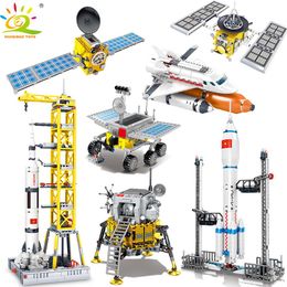 HUIQIBAO Space Station Saturn V Rocket Building Blocks City Shuttle Satellite Astronaut Figure Man Bricks Set Children Toys Gift J219Y