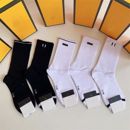 Women MenLetters Socks Comfortable Fashion Sock Breathable Spring Winter Autumn Sports Socks 5 Pair a Box