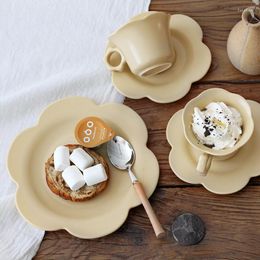 Cups Saucers Petal Shaped Ceramic Coffee Cup Tray Saucer 8 Inch Plates Underglaze Household 9 Creative Handmade Tea Mug