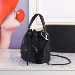 Mode Nylon Eimerbeutel Frauen Kordelhandel Handtaschen Geldbeutel Leder -Leder -Schultergurt Griff Dreieck Schild Gold wasserdichte Crossbody -Taschen