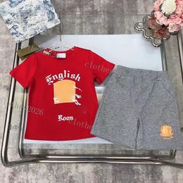 Çocuk Giyim Setleri Mektup Deseni Erkek Kız Kızlar Takip Yaz Kısa Kollu Üst Tees ve Şort Setleri Lüks Tasarımcı T-Shirts Tops Sığır Şortları 3 Renkli Çocuk Sporcular