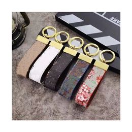 Handmade keychains luxury designer keychain lanyards mens metal buckle keychain leather car key chain bag charm unisex keyring cla226i