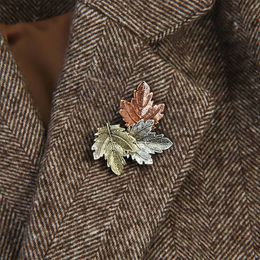 Pins Brooches Vintage Maple Leaf Metal Women Girls Charm Exquisite Collar Lapel Brooch Fashion Jewellery Party Garment Accessories 230216
