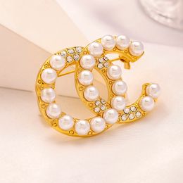 Luxury Design Brand Desinger Metal Brooch Famous Women Pearl Plated Stainless Steel Letter Brooches Suit Pin Fashion Jewellery Clothing Decoration Accessories