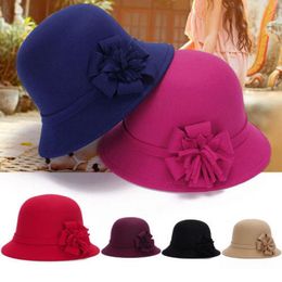 Berets Vintage Women Imitation Wool Flower Felt Hat Ladies Winter Cloche Bucket Cap Warm Fisherman Hats Fashion AccessoriesBerets