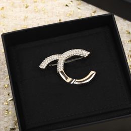 2023 Luxury quality charm brooch with diamond in 18k gold plated have box stamp simple design PS3096