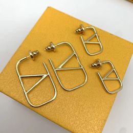 Brincos Designer feminino pregos de luxo em forma de ouro Crystal Double V Letra V 925s Silver Jewelry Classic High-end
