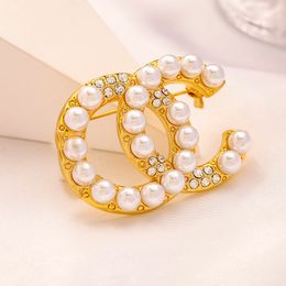 18K Gold Plated Brooches Brand Luxurys Design Diamond Brooch Women Stainless Steel Crystal Rhinestone Pearl Letter Brooches Suit Pin Women Jewellery Accessories