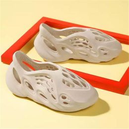 Sandali per bambini Neonati maschi Scivoli da spiaggia estivi Togddler Pantofole slip-on in schiuma per bambini Scarpe leggere con punta chiusa