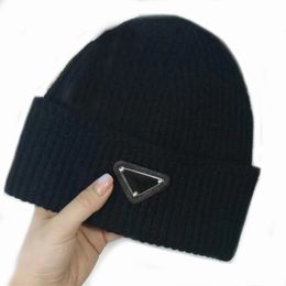 Winter designer mens fashion hat with letters portable washable knitted beanies cashmere material leather stickers casual couple wind proof designer hats