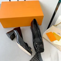 Scarpe da donna pantofole da uomo designer di lusso da uomo sandali sandali estivi infradito alla moda in pelle lady slipper metal sneaker diapositive 0218