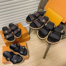 Sapatos de sandálias da moda Paseo Pillow Flat Comfort Mule Sandal Brown estampado duplo fivela única preto em relevo Luxo feminino masculino Chinelos casuais de verão