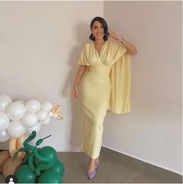 Enkel citrongul siden Satin Evening Party Dresses With Cape Sleeves V Neck Ankell￤ngd Dubai Kvinnor Formell promkl￤nning