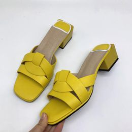 Slippers 2023 Summer mulheres moda saltos altos abertos de pé de praia chinelos folhos de mulheres sapatos quadrados de mulher tamanho 34-43