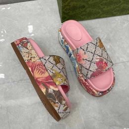 2023 Women Slide Sandals Platform Slide Slipper Thick Bottoms Lady Flip Flops Embroidery Printed Fashion Summer Beach Shoes 35-42 With Box NO298A