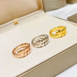 Anel de designer cl￡ssico para homens e mulheres com o mesmo anel de luxo anel n￣o ￩ f￡cil de deformar Lady Agkistrodon Polished Bone cheio de Diamond Pattern Casal Gifts