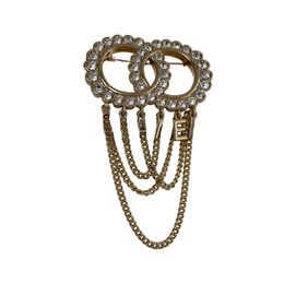iğneler İnci Broşlar Tasarımcı Takı Wo mens Broş Moda Marka Harfler Küçük Tatlı Rüzgar Broş Kadınlar İnci elmas zincir broş