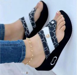 2022 Sandali di design di moda di lusso Pantofole piatte con sandali con zeppa da pavimento per esterni estivi Lady Letters Cowboy Scarpe da spiaggia da donna classiche 36-43