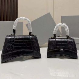 2022 Hot Lady shopping Bags Fashion Handbags Women Totes Shoulder Cross Body Half Moon Luxury Genuine Leather Classic Retro Purse wallets handle square 10A108