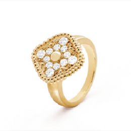 18 Stil Womens Designer Klee Ringe Mode vier Blüten Band Ring Shell Titan Stahlliebhaber Ring Schmuck Schmuck