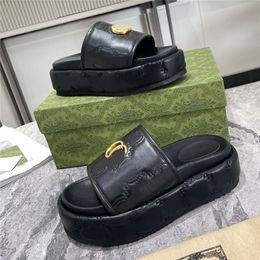 2023 Pantofole nuovo stile Sandalo Slider Macaron Fondo spesso antiscivolo Fondo morbido Moda G Pantofola da casa Donna Indossare Infradito da spiaggia 35-45